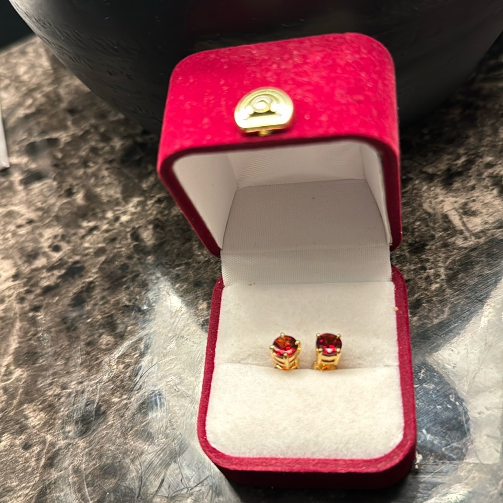 18kt Gold setting 1/2 carat Garnett stone